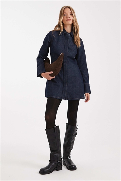 Платье-рубашка из денима с затягивающимся поясом на спине артикул 148711675