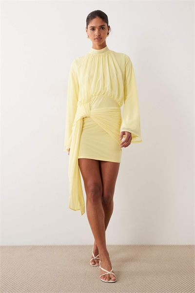 Мини-платье с высоким воротником из эластичного шифона лимонного цвета артикул 155575593