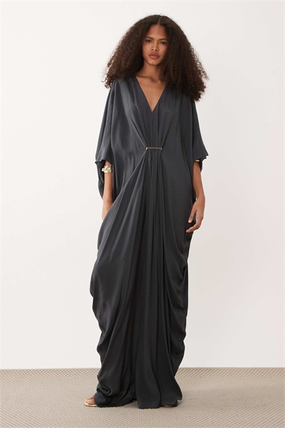 Макси-платье с V-образным вырезом, драпировкой и полурукавами, цвет угольно-серый артикул 155706870