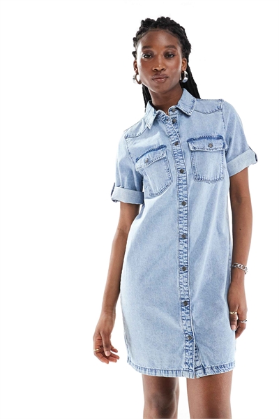 Мини-платье из денима с закатанными рукавами артикул 134091665