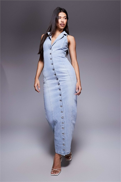Длинное джинсовое платье с воротником-холтером и сборками на спине, модель «Кенни» артикул 148447236