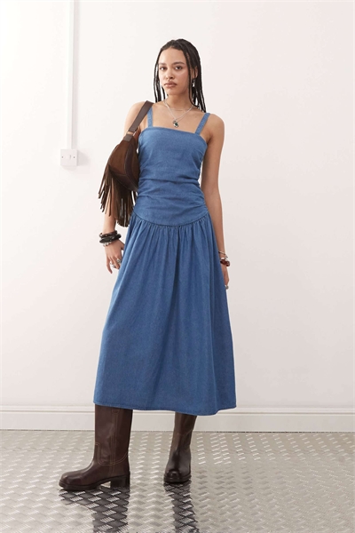 Джинсовое платье средней длины с заниженной талией и сборками артикул 142200646