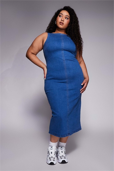 ASOS DESIGN Curve джинсовое минималистичное платье средней длины темного цвета артикул 150265754