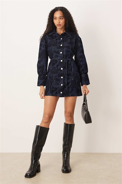 Джинсовое платье-рубашка с завязками и флоковым принтом «пейсли» артикул 151745713