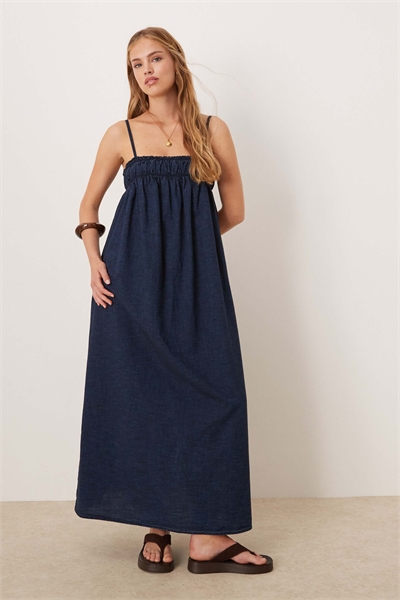 Макси-платье из мягкого денима с драпировкой на груди артикул 142175821