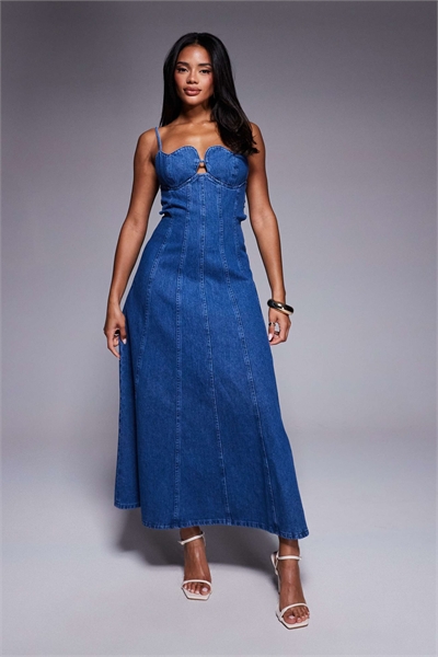 Джинсовое макси-платье с сердечками артикул 144768086