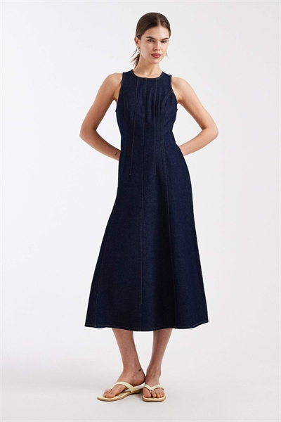 Джинсовое платье средней длины с затягивающимся поясом артикул 155388680