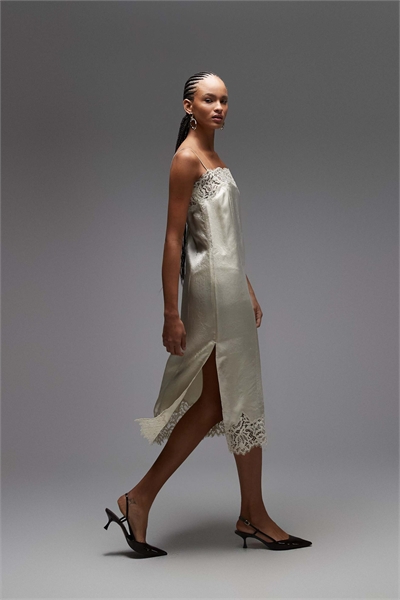 Кружевное платье-комбинация средней длины светло-бежевого цвета артикул 152463021