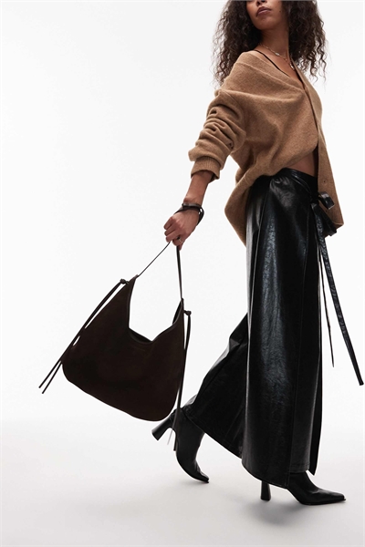 Сумка через плечо с кисточкой из натуральной замши артикул 153665287