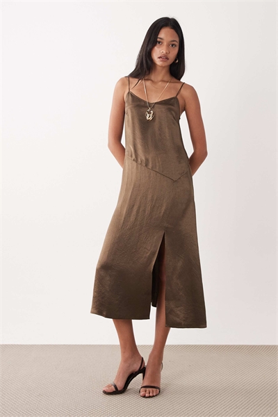 Атласное платье-комбинация с разрезом бежевого цвета артикул 155575276