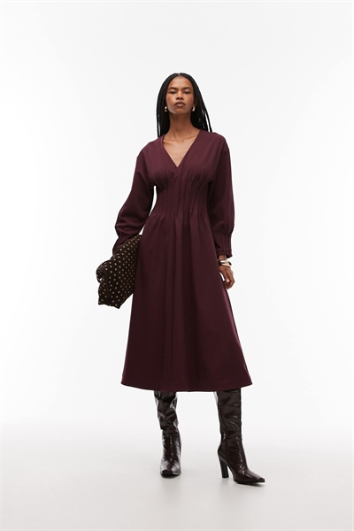 Платье средней длины с V-образным вырезом, затянутой талией и объемными рукавами бордового цвета артикул 151304608
