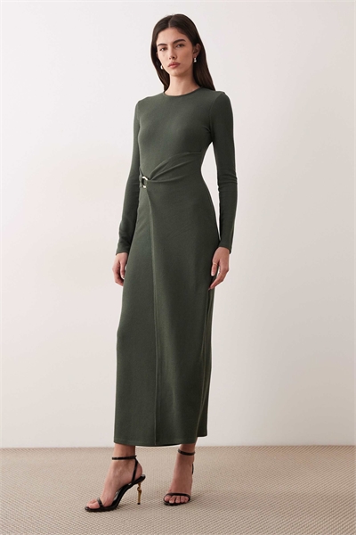 Платье-миди с ребрами и золотой фурнитурой, цвет хаки артикул 155391643