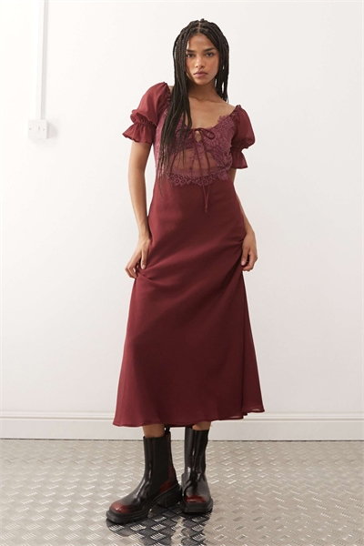 Платье-миди чайного цвета с кружевными вставками артикул 151385058