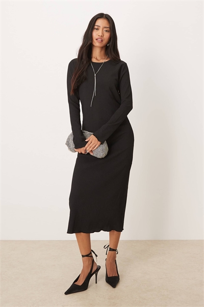 Платье средней длины с фактурной текстурой артикул 152931561