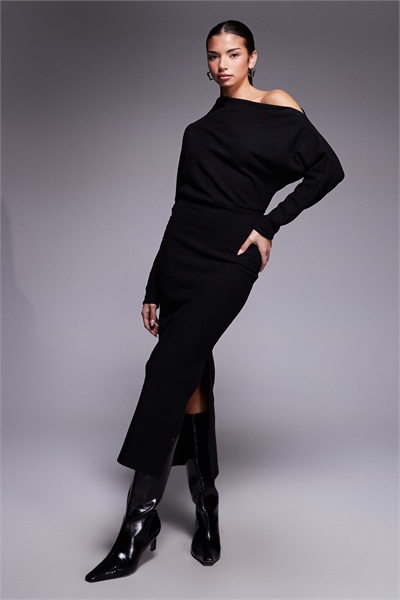 Мягкое платье средней длины с длинными рукавами и спущенными плечами артикул 153831965