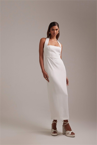 Креповое платье-бандо средней длины с широким бретелем белого цвета артикул 151672895