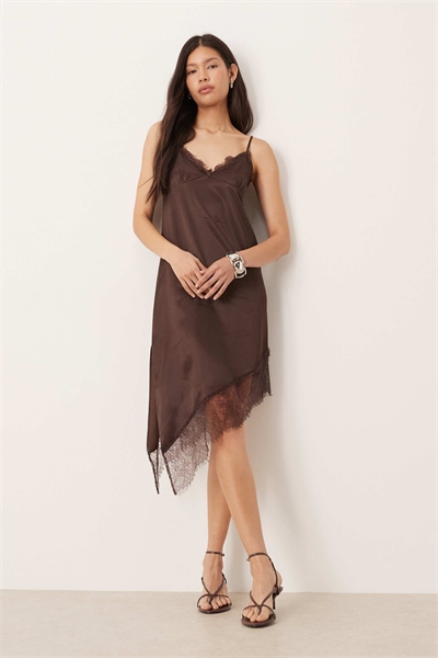 Макси-платье с асимметричным подолом и атласной кружевной отделкой артикул 152190195