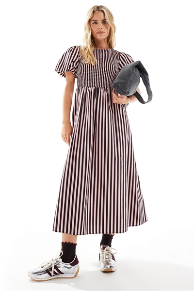 Платье средней длины с полосками и сборками артикул 147765986