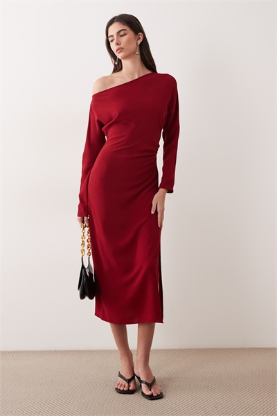 Длинное платье с рукавами и рюшами на талии, красного цвета артикул 155128933