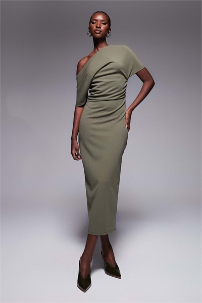 Платье-миди с плиссированными плечами и зауженным силуэтом артикул 148711693