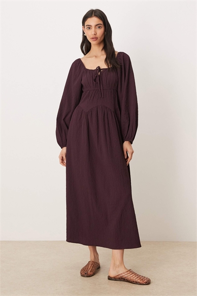 Платье средней длины с длинными рукавами цвета инжира артикул 153720143