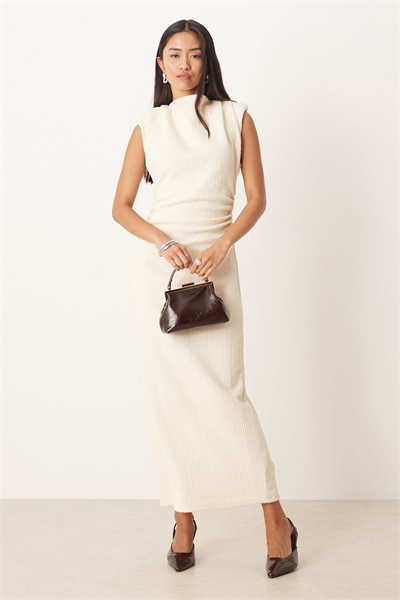 Платье средней длины без рукавов с букле, плечевыми накладками и сборками артикул 150196689