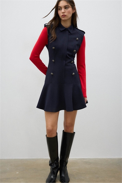 Короткое платье без рукавов на пуговицах артикул 155651031