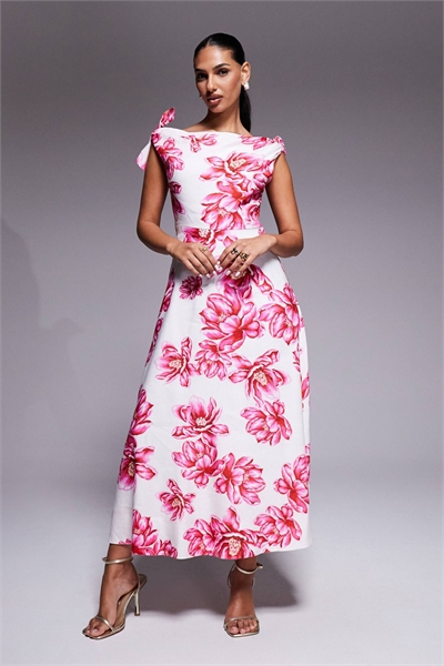 Платье средней длины с V-образным вырезом и бантиком на плече, розового цвета с цветочным принтом артикул 153251594