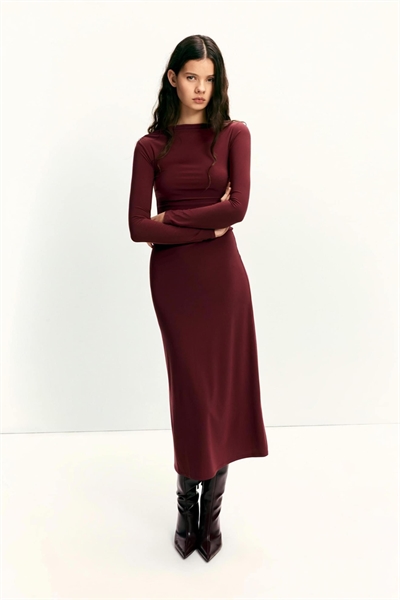 Мягкое платье средней длины с драпировкой артикул 154862078