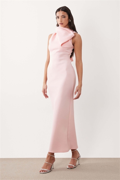 Платье средней длины с высоким воротником и бантиком из ткани цвета бледно-розового скуба артикул 154208046