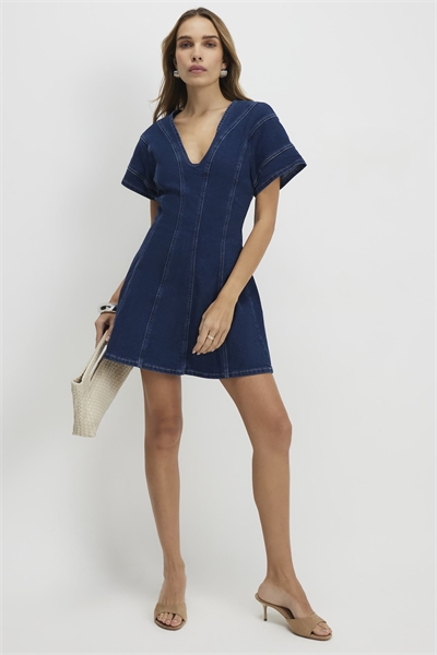 Джинсовое мини-платье с короткими рукавами и швами из джинсовой ткани - темное артикул 156044107