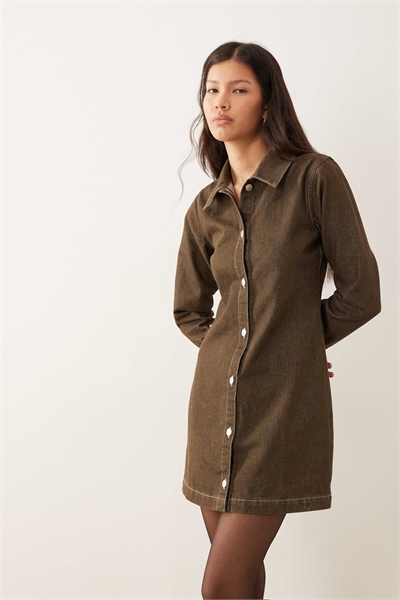 Приталенное джинсовое платье-рубашка с длинными рукавами артикул 152864141