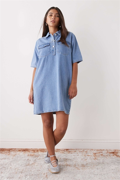 Джинсовое платье свободного кроя с карманами артикул 154133307