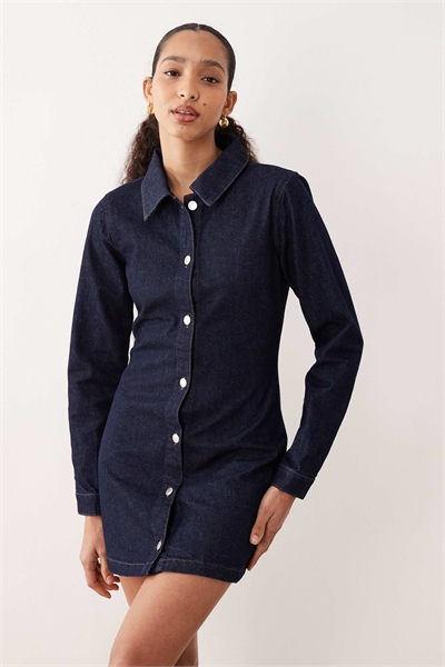 Приталенное джинсовое платье-рубашка с длинными рукавами артикул 152863828