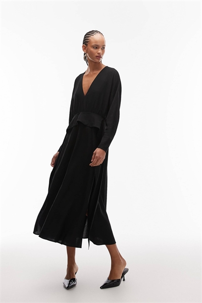 Макси-платье с баской и широкими рукавами черного цвета артикул 152632142