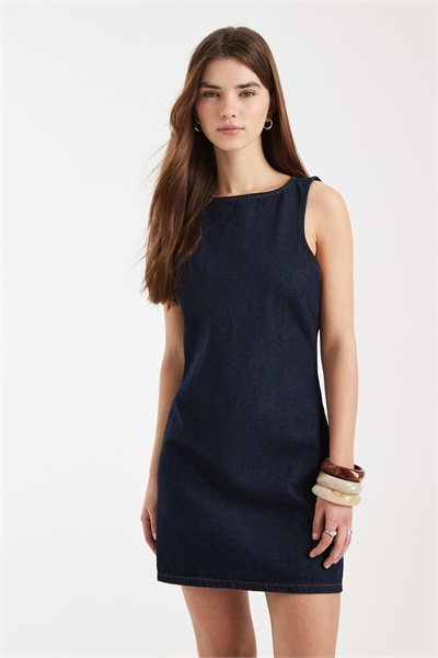 Джинсовое платье-футляр цвета индиго артикул 154642647