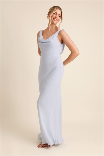 Платье-макси для подружки невесты из крепа с глубоким вырезом и капюшоном спереди, бледно-голубого цвета артикул 151263136