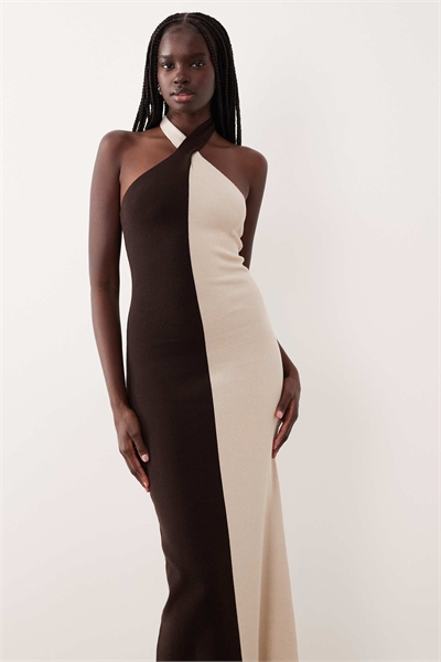 Вязаное макси-платье с завязками на шее и цветовыми блоками бежевого и коричневого цветов артикул 153148923