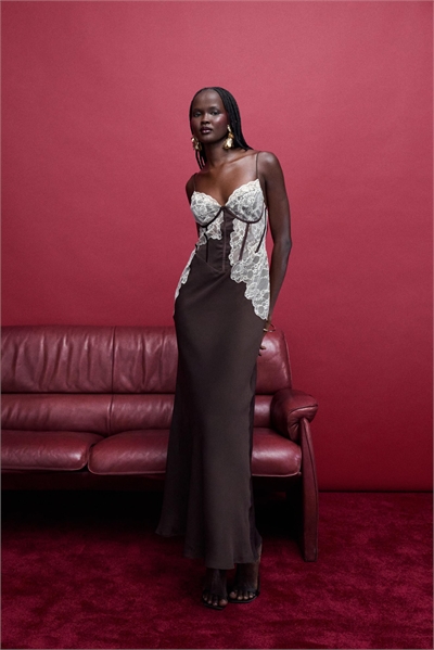 Структурированное макси-платье с корсетом и кружевными деталями шоколадного цвета артикул 152153063