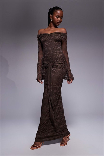 Эксклюзивное двухслойное платье-макси из эластичного кружева с рукавами-бадот, завязкой на талии и драпировкой, шоколадного цвета. артикул 150389822
