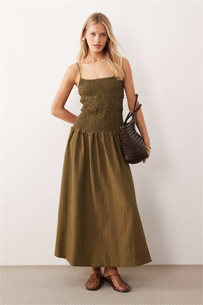 Макси-сарафан с гофрированной заниженной талией оливкового цвета артикул 151745086