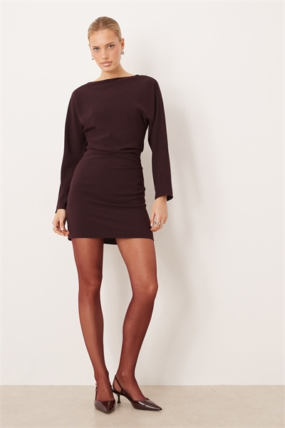Мини-платье с длинными рукавами и рюшами по бокам, цвет инжир артикул 154236268