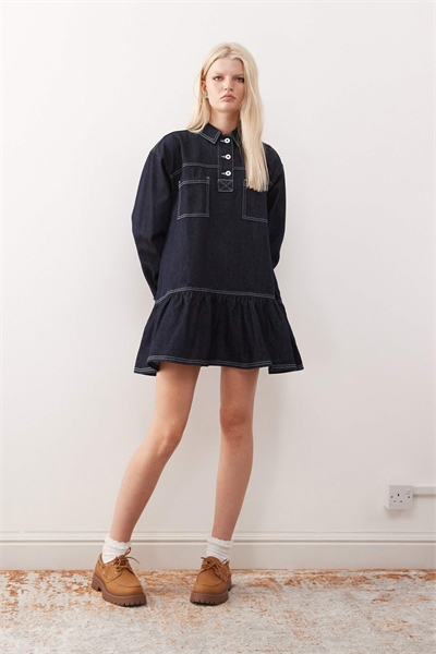 Джинсовое мини-платье с длинными рукавами и вырезом артикул 147591434