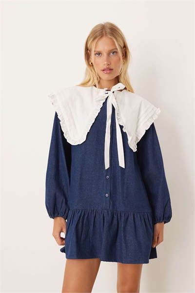 Джинсовое мини-платье-сарафан с объемным съемным воротником артикул 147326246