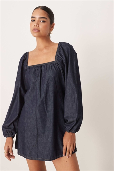 Джинсовое платье-трапеция с длинными рукавами артикул 151052625