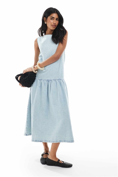 Джинсовое платье-миди без рукавов с заниженной талией артикул 143702322