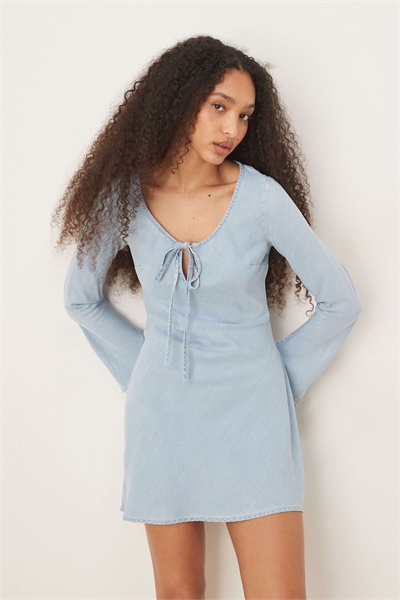 Мини-платье из мягкого денима с бантиком спереди артикул 141913308