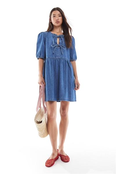 Мини-платье из денима с завязками спереди и буфчатыми рукавами артикул 143419963