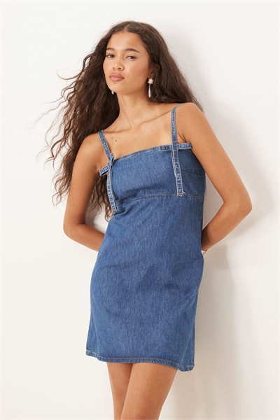 Мини-платье из денима с бантиком спереди и бретелями артикул 148859435