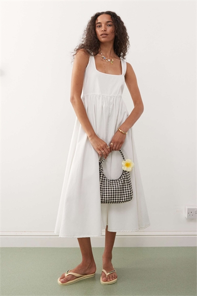 Легкое джинсовое платье средней длины с декоративными швами артикул 148370973